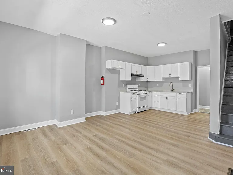 510 E Willard St — Photo 8