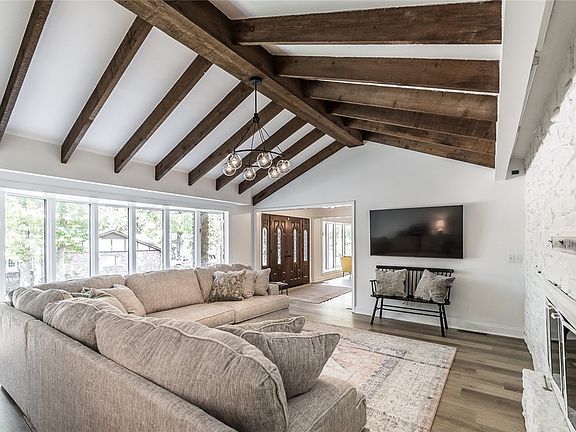 4th image of 2 Pembroke Cir