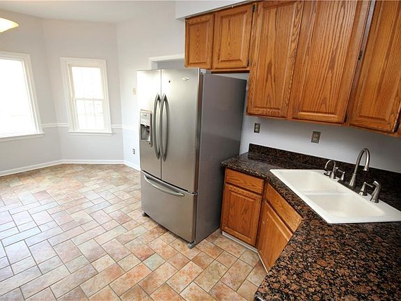 5th image of 1866 Bloomfield Dr