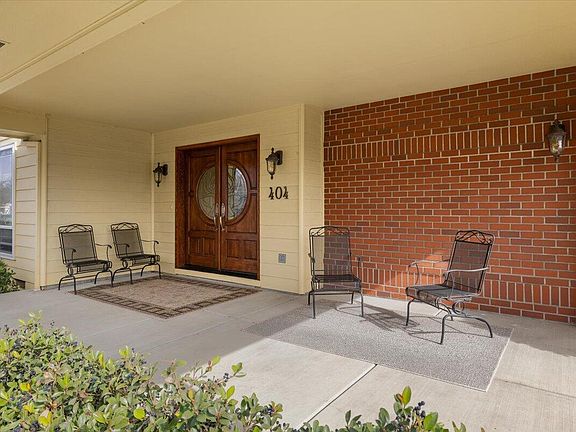 3rd image of 404 Silver Creek Dr