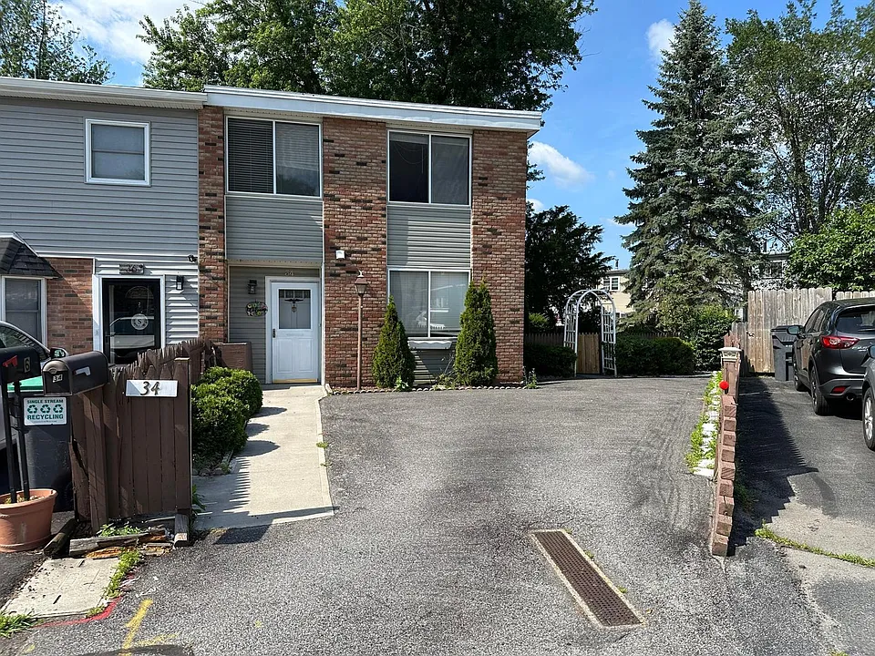 34 Hampton Ct