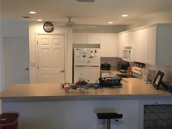 4th image of 627 SE 13th Ter APT D