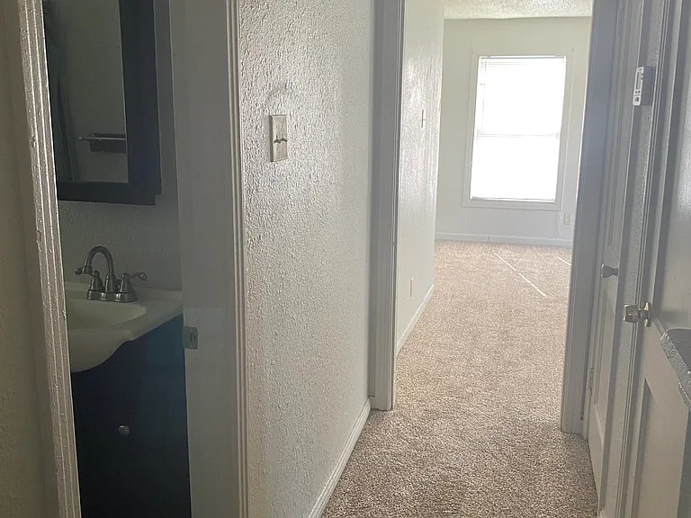 704 Carrie Ave — Photo 3