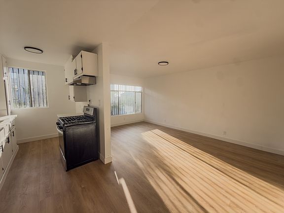 2nd image of 919 S Lake St APT 3