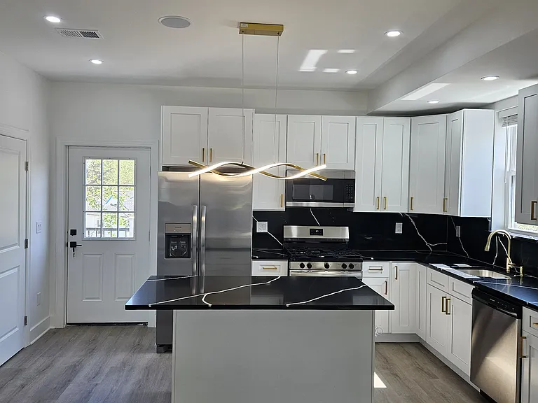 2370 Randolph St — Photo 16
