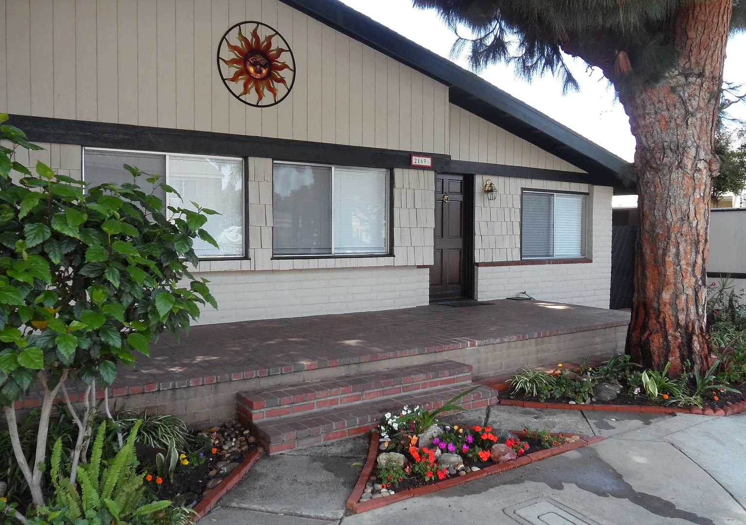Large 3 Bedroom 2 Bathroom located in Westside Costa Mesa — Photo 4