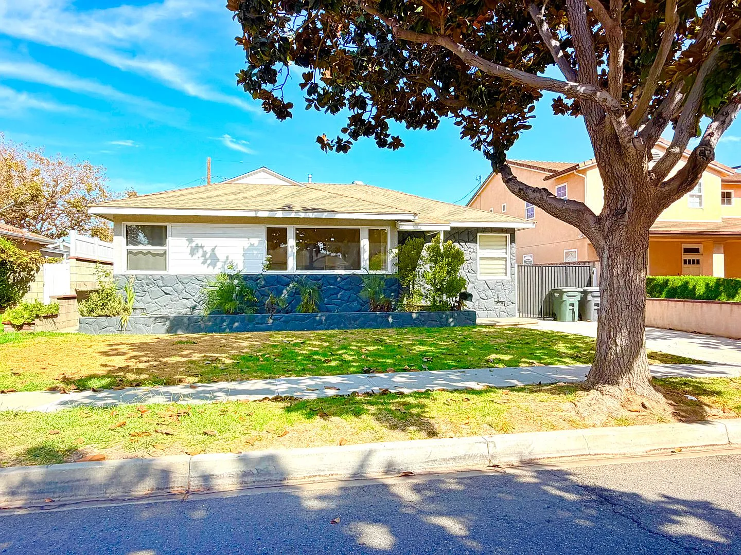 Beautiful Lakewood Home — Photo 1
