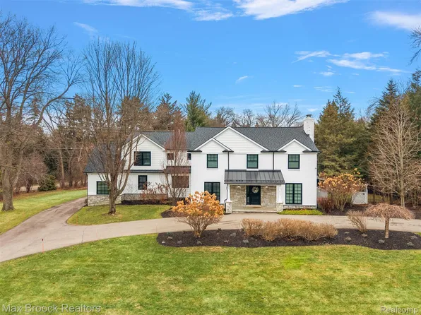 692 Bennington Dr, Bloomfield Hills, MI 48304