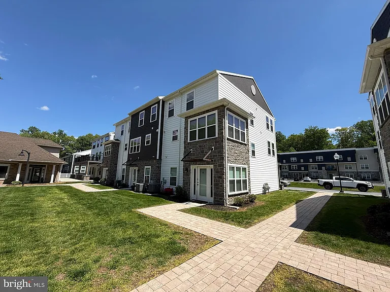 121 High Pointe Dr #38 — Photo 23