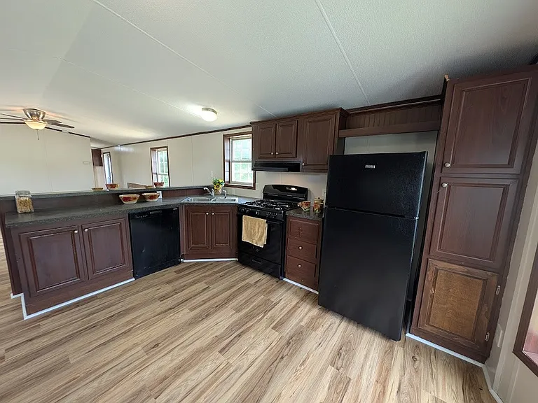 146 Mulberry Cir — Photo 7