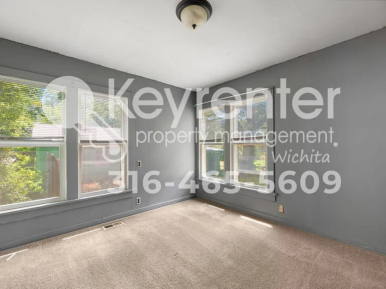 325 N Tracy St — Photo 11