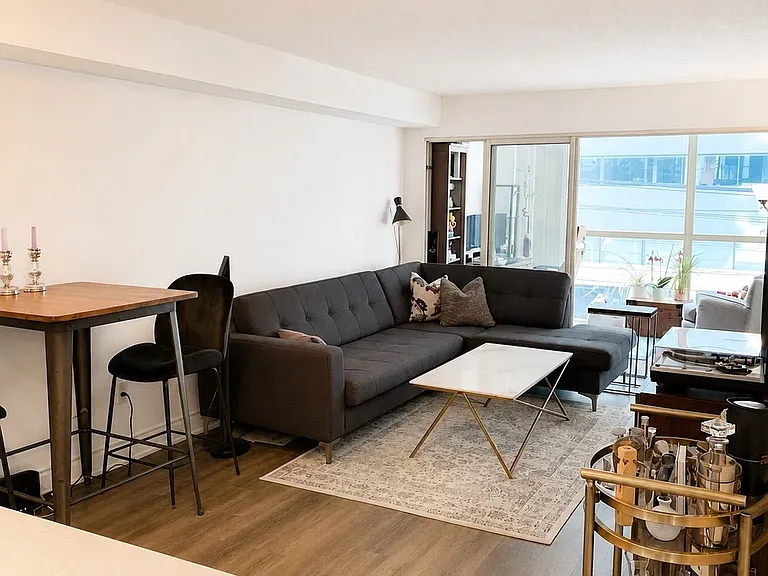 705 King St W #412 — Photo 3