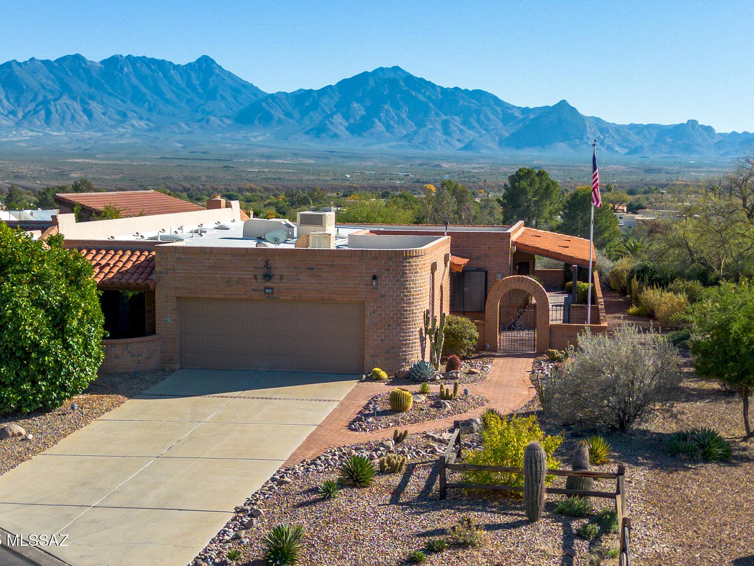 937 W Desert Hills Dr