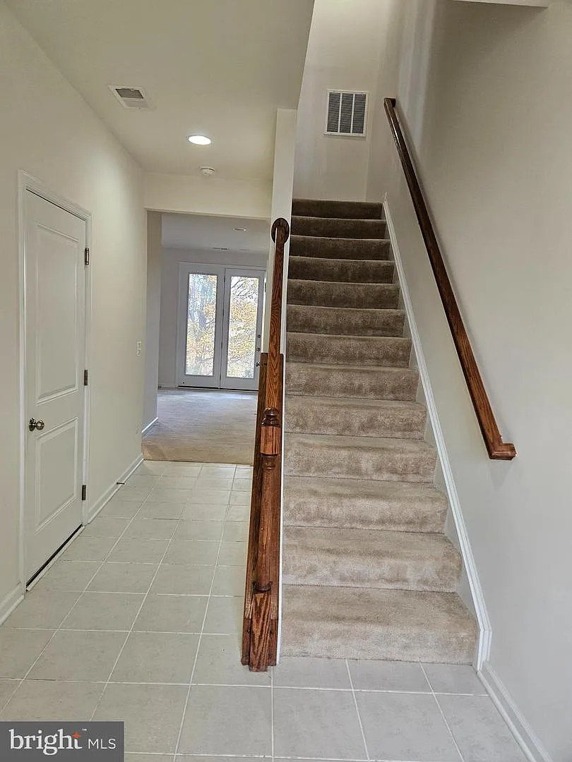 3 bed, 6.0 bath, 2281 sqft, $2,100 — Photo 2