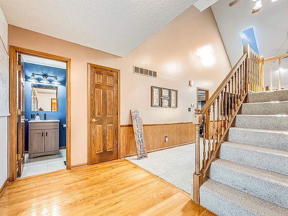 3rd image of 32350 Cummings Rd
