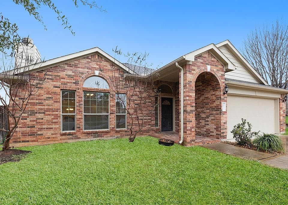 Low maintenance brick elevation on corner cul-de-sac lot. Walking distance to Lake Conroe, boat ramp, and just across from the community park!