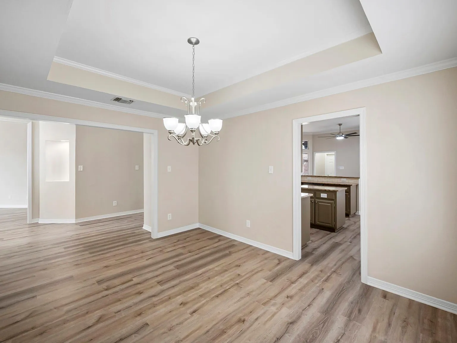4 bed, 2433 sqft, $3,950 — Photo 3