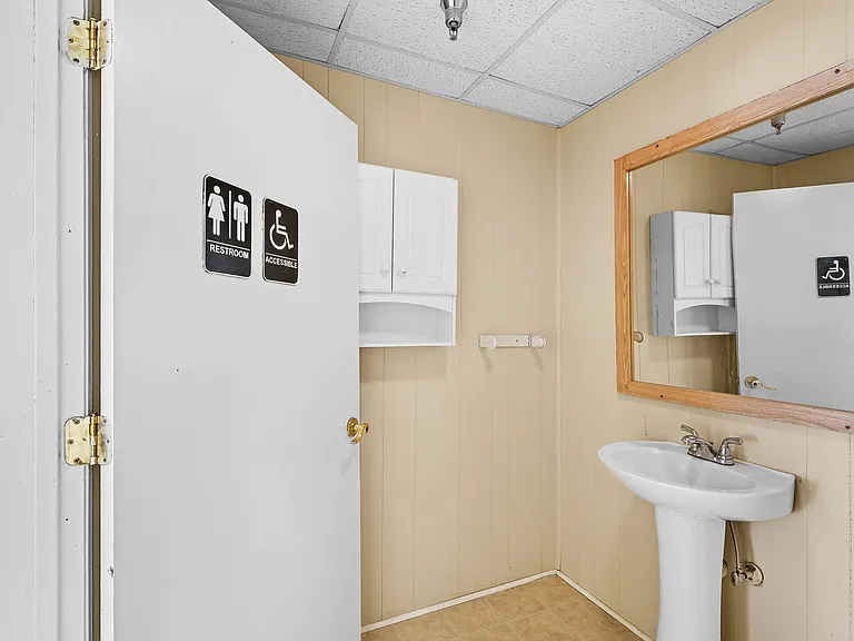 205 E Walnut St — Photo 11