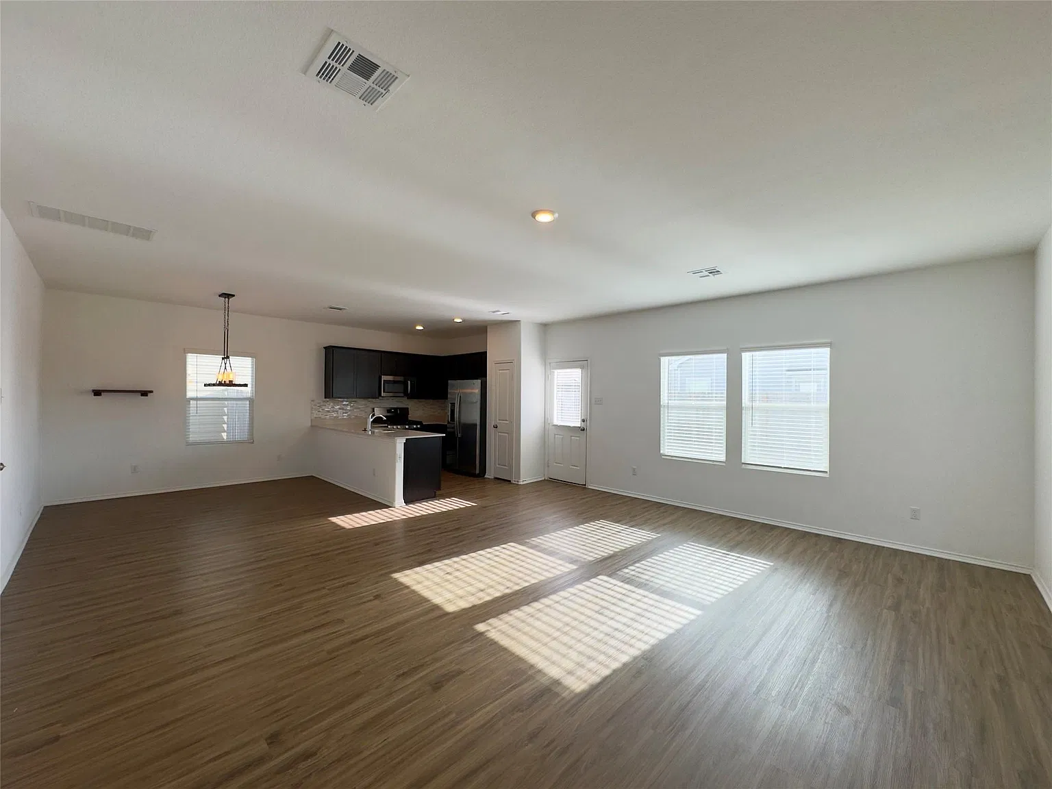 4 bed, 2.5 bath, 1984 sqft, $1,950 — Photo 3