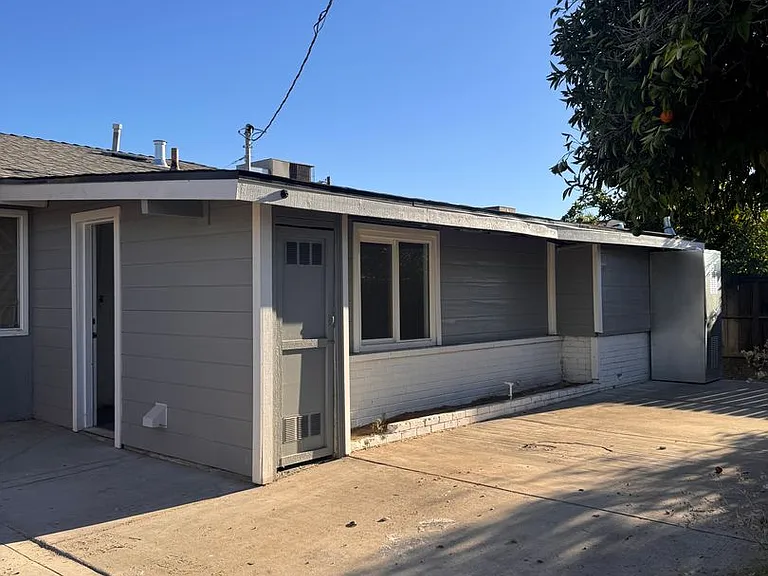 2719 E Norwich Ave — Photo 26