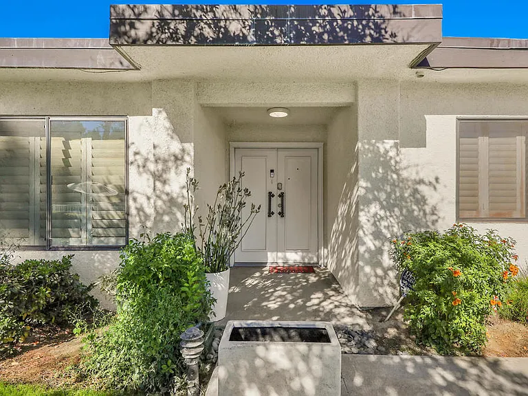 47 Juan Carlos Dr — Photo 2