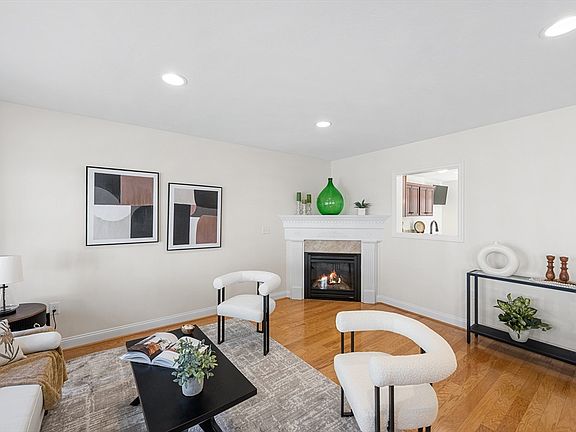 3rd image of 4 Kensington Way #4