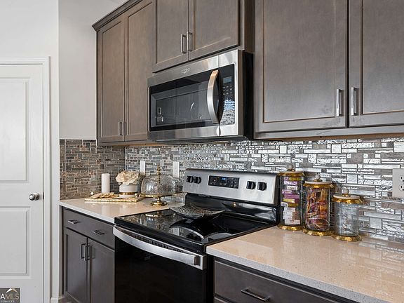 4th image of 817 Regal Ln SW