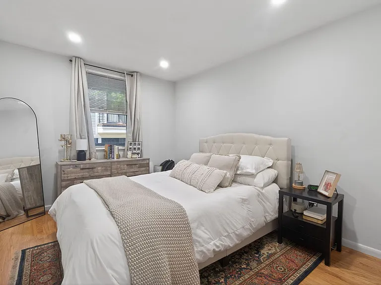 135 W Seventh St — Photo 10