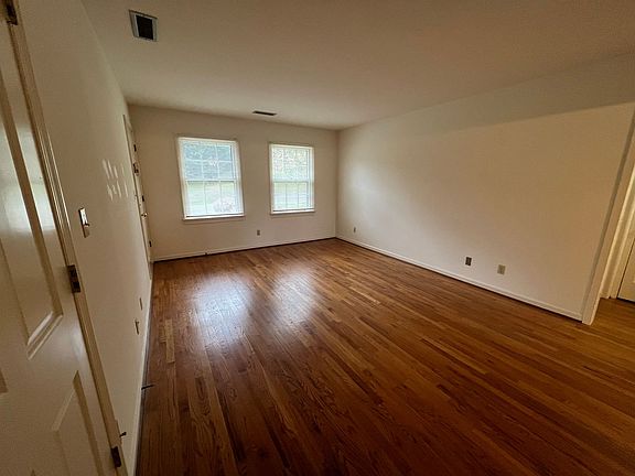 4th image of 1900 & 1904 Canterbury Cir #15