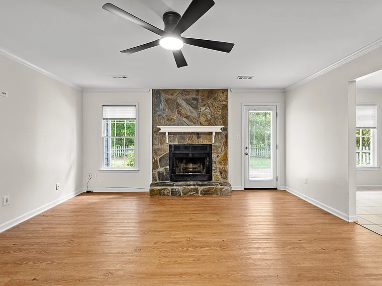 811 Bedford Park — Photo 4