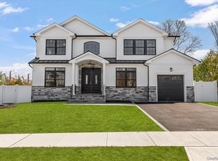 10 Lee Place, Old Bethpage, NY 11804