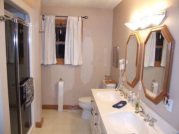 Full Bathroom 1
