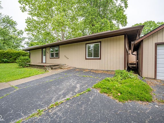 3rd image of 3401 N Stoneycrest Rd