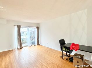 1200 Gripsholm Rd #9, Mississauga, ON L4Y2G9