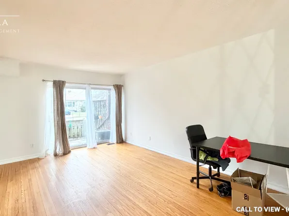 1200 Gripsholm Rd #9, Mississauga, ON L4Y 2G9