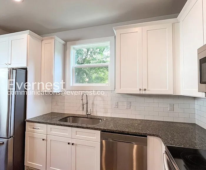 336 Queen Ave — Photo 4