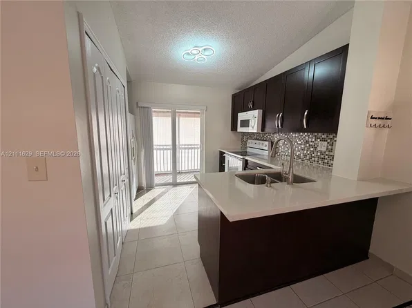 2425 W 76th St APT 204, Hialeah, FL 33016