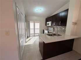 2425 W 76th St, Hialeah, FL