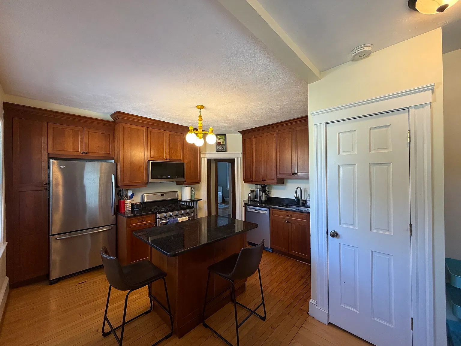 2 bed, 1.0 bath, 1018 sqft, $2,850 — Photo 3