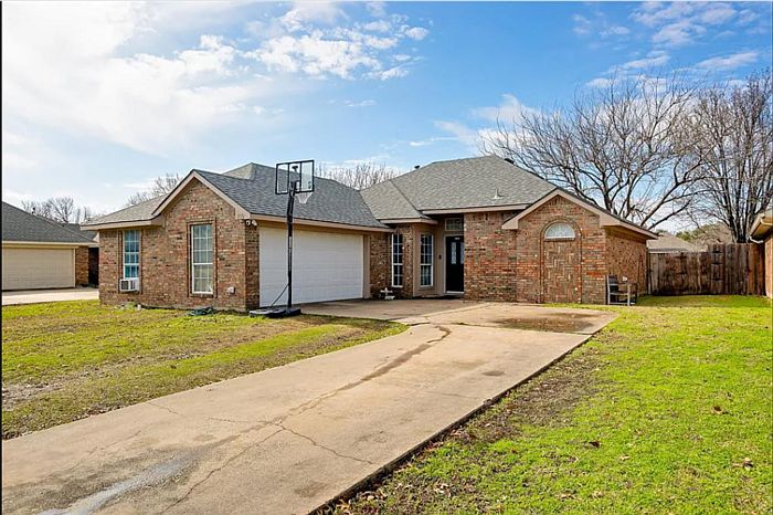1st image of 109 N Winding Oaks Dr