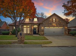6910 Tradonna Ln, North Richland Hills, TX 76182