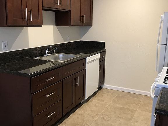 5th image of 416 E Locust St APT C