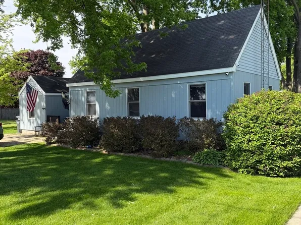 305 S Maple St, Waterman, IL 60556