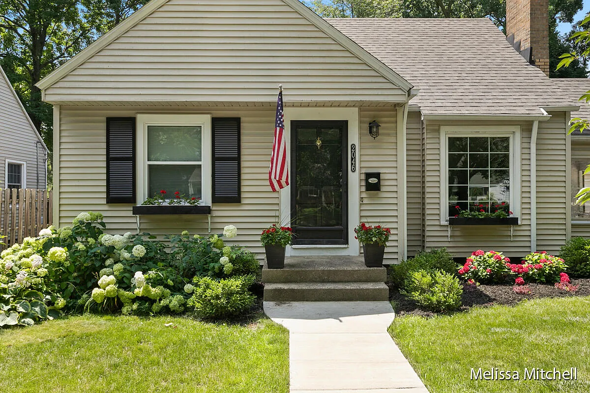 2046 Tenway Dr SE photo 1