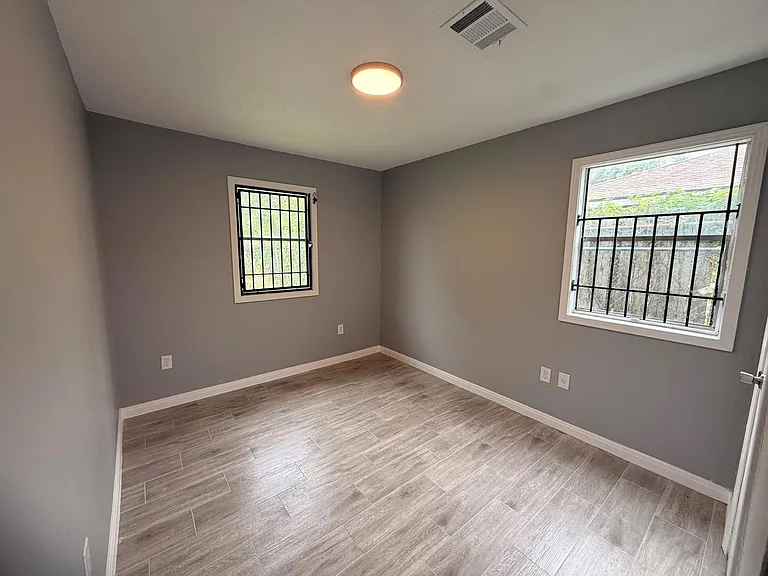 222 E John Alber Rd — Photo 13