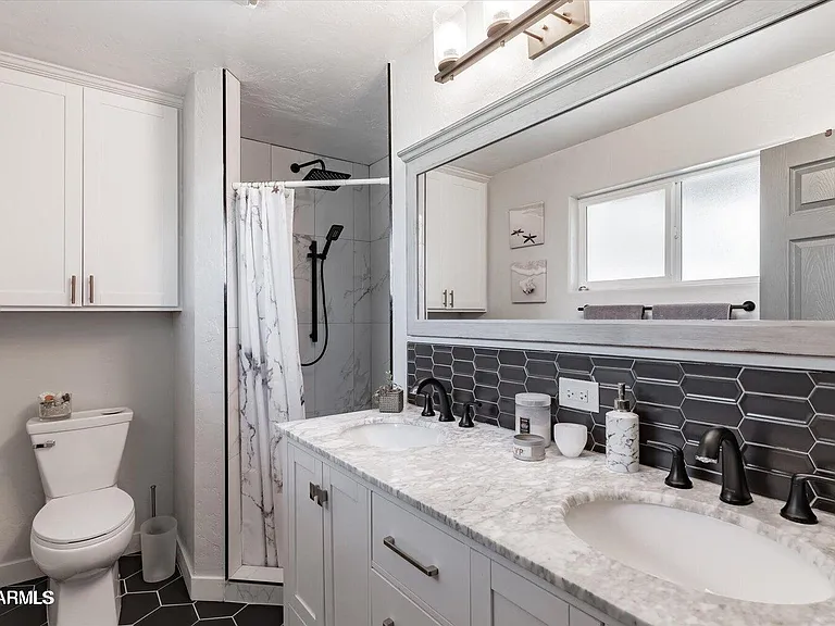 1828 W Lawrence Ln — Photo 9