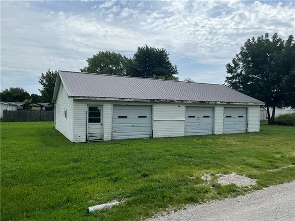 804 Pine St, Pleasanton, KS 66075