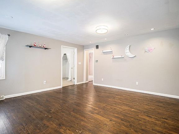 5th image of 431 Ballard Ave