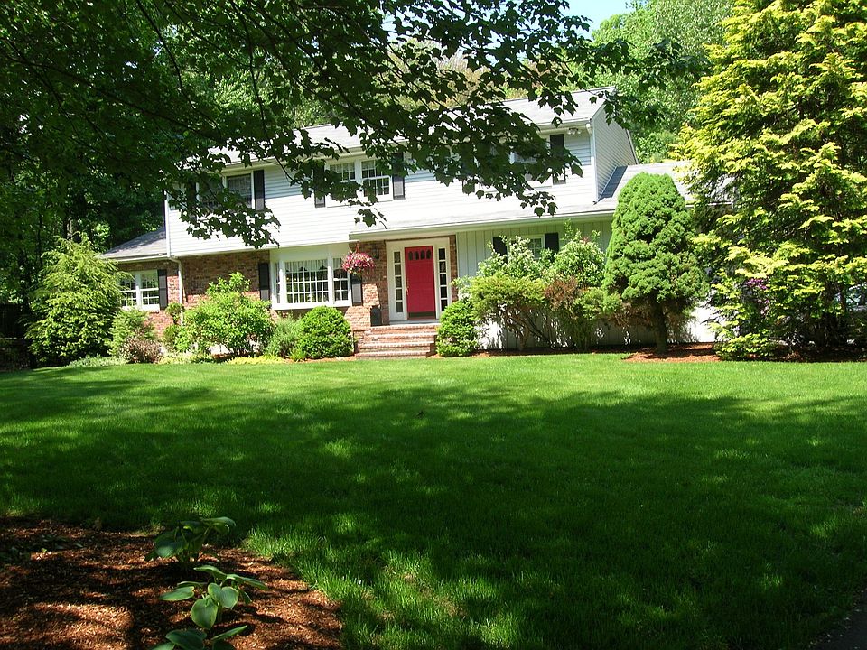 2nd image of 29 Algonquin Ave