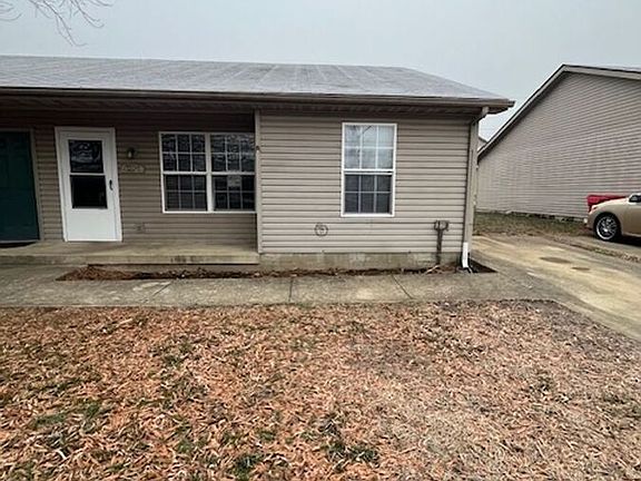2nd image of 1005 E Oak St